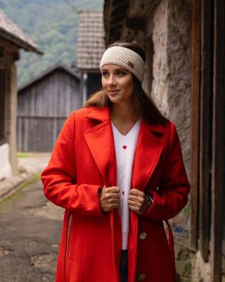 Červená, nebo pudrově bílá? ❤️ červená pro energii a odvahu 🤍 bílá pro jemnost a klid #lasoulclothing #merino #celenka...