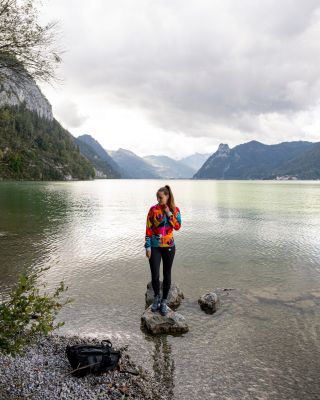 ✨ Víkend pomalu končí a před námi je den, který připomíná, jak cenná je svoboda. ✨ Užijte si klidný večer a zítřejší volno...