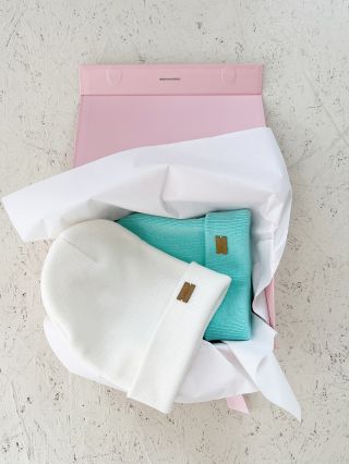 🎁 Tip na milý vánoční dárek 🎄 Pletené čepice LASOUL jsou dárek, se kterým nešlápnete vedle – zahřejí, potěší a budou se...